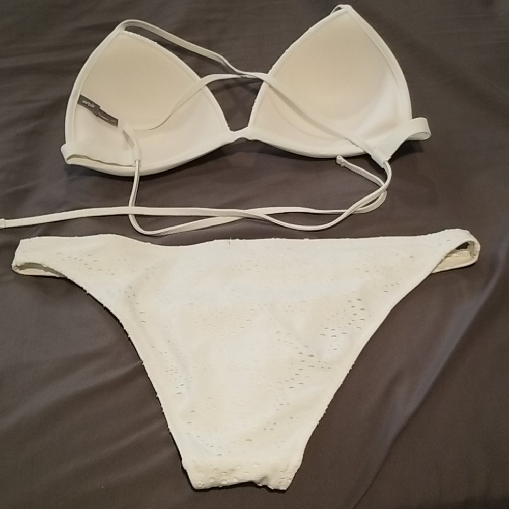 Bikini - Picture 2 of 2